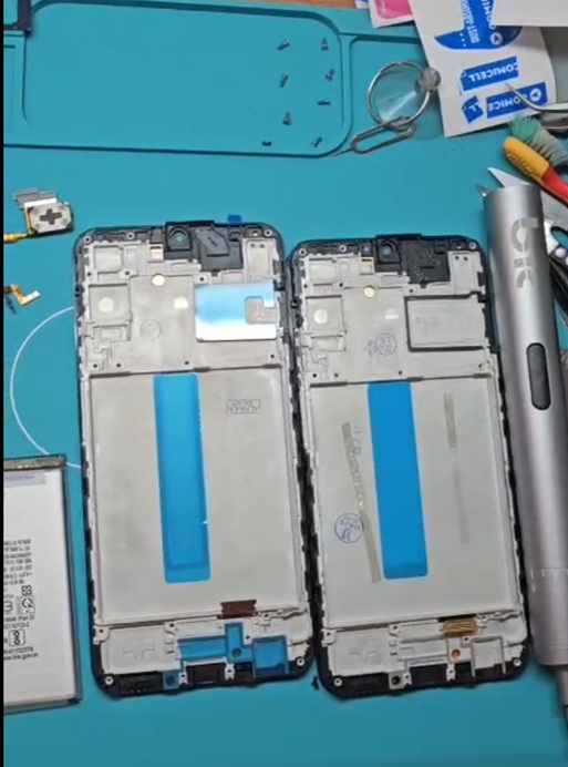 Samsung A25 током замене екрана