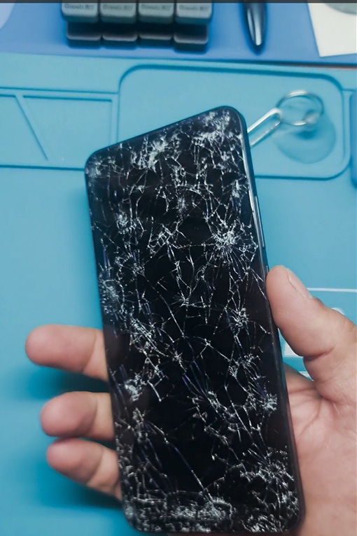 Xiaomi 13T са поломљеним екраном пре поправке