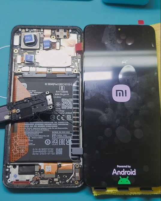 Xiaomi 13T током замене екрана